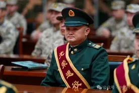 薪火相传，“兵王”送子到军营图片
