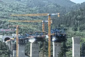 盘兴铁路周家大箐特大桥第二套挂篮完成安装图片