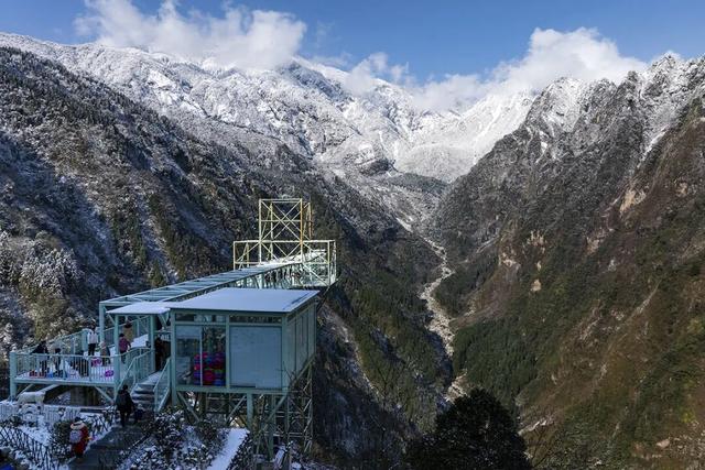 【超级福利】1小时直达成都“小瑞士”！冰雪徒步/雪地魔毯/音乐会/NPC巡游……