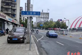 路牌与道路垂直让人“找不着北”，城管回应图片