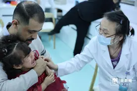 浙江发放全国首张外籍人士电子预防接种证图片