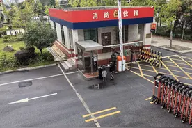 郴州萌娃向消防员“举报”老爸在家抽烟：去年因同样原因差点烧家图片