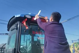 齐齐哈尔市梅里斯达斡尔族区卧牛吐镇：暖心反光贴 护航秋收路图片