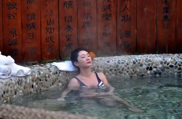 今日重阳 | 登高望远正当时，太白山邀您共赏秋韵雪景，邂逅温泉暖意