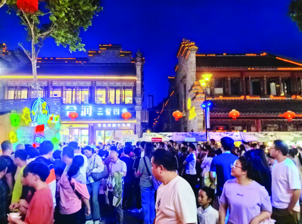文商旅体融合 镇江西津渡打造“苏超”第二现场