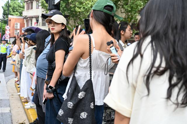 魔都眼·国庆｜各景点人从众，假期过半外滩客流已破220万