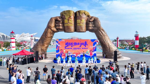 这里是青岛｜青岛金沙滩“迷你啤酒节”在青岛西海岸新区金沙滩啤酒城启幕