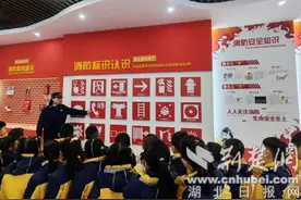 幼儿园师生走进老河口市消防科普教育基地争当“小小消防员”图片