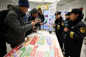 北京朝阳站终于通地铁了，乘客排队一个多小时打卡领文创图片