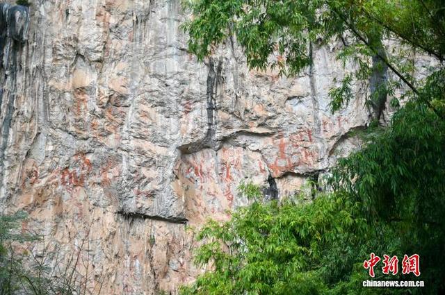 广西宁明：游人乘船争睹花山岩画