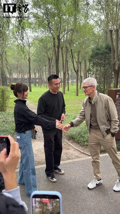苹果 CEO 库克现身北京，同开发者散步聊天