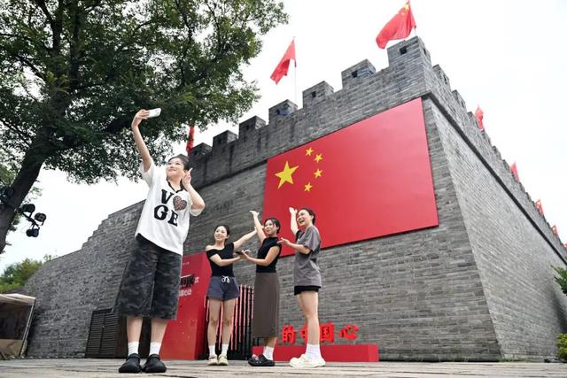 向祖国告白，满城尽是“中国红”！