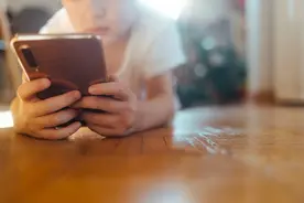 潮评丨把“干净的手机”还给孩子 ，AI时代教育理应主动拥抱变革图片
