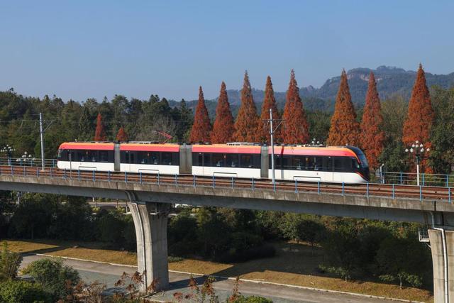 福建武夷山：冬韵里的电车行