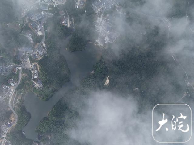组图丨天柱大峡谷景区云雾缭绕 瀑布腾空飞落