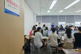 这里是高考评卷现场！来看看一张张考卷如何化身大学“入场券”图片