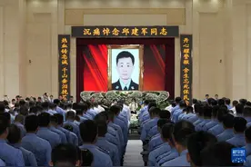 以身体作为护盾 用生命擦亮忠诚——追记浴血擒凶的湖北民警邱建军图片