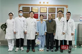 严重肾病让年轻女子背着尿袋生活，武汉专家“移花接木”重建泌尿系统图片