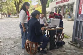 社区联合银行换卡，还能上门服务图片