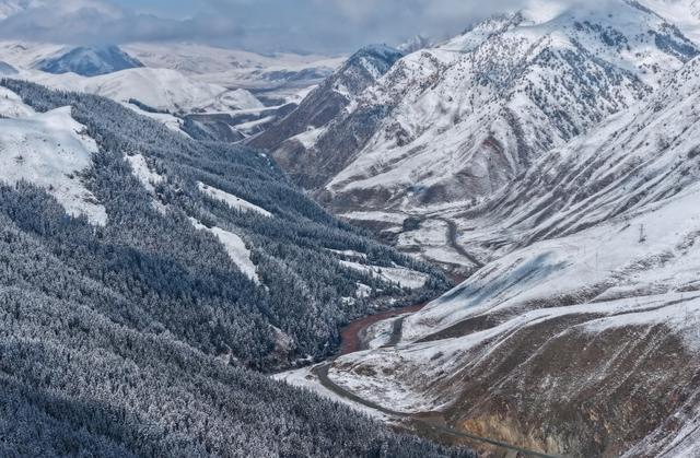 祁连山下秋日邂逅初雪