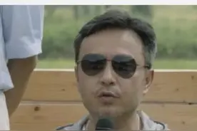 50岁汪涵现身录制综艺节目，头发胡子花白引热议！网友感叹：我们长大了，涵哥也老了图片