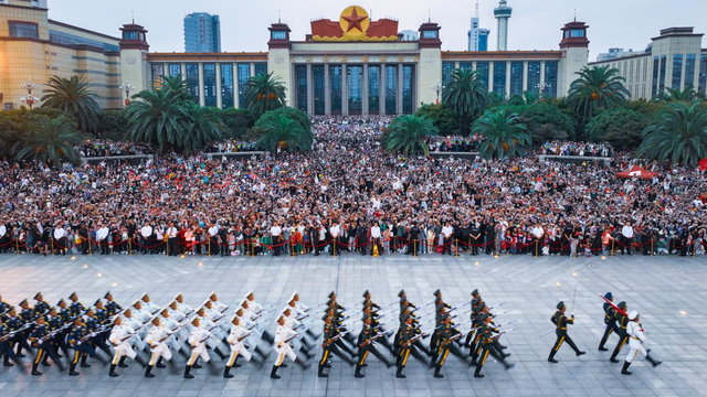 南昌再邀游客共赴国庆“烟花之约”，打造城市主题沉浸式烟花秀