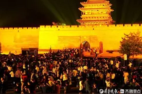 长假旅游焦点：山西平遥古城灯光秀惊艳吸引无数游客图片