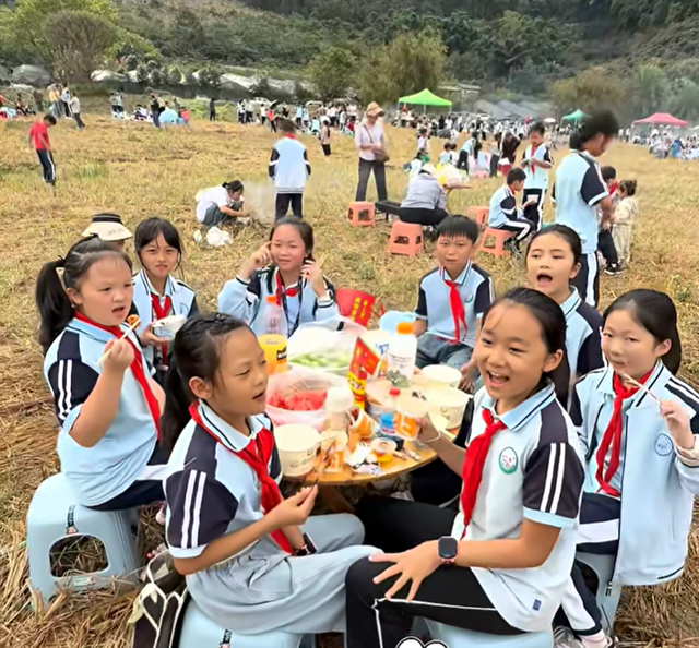 搭土灶、煮炊锅……红河州这两所学校徒步秋游野炊火了