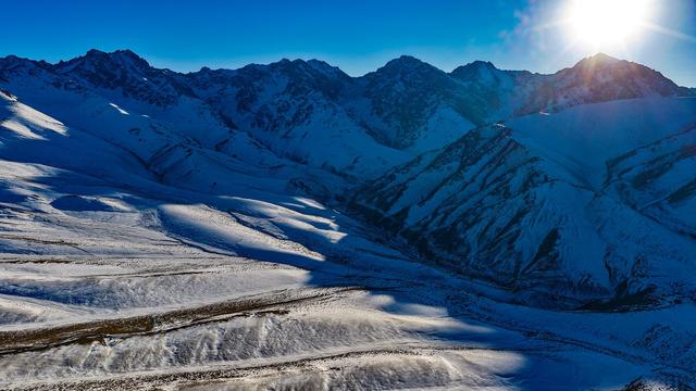 在黑山草原，邂逅淡蓝雪影与鎏金峰顶的浪漫