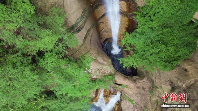 秦岭“飞瀑”壮观迷人 游人入山享清凉