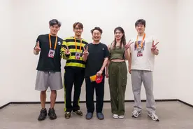 分不清是谁追谁的星！潘展乐送陈奕迅签名泳帽图片