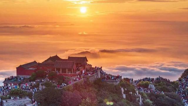 泰安：秋染岱宗 云海日出撼人心