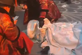女演员演出时突发意外，被轮椅推走！官方回应！图片