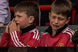 😢此生难忘！曼联小球迷加时落后时痛哭→绝杀后被爸爸举高高图片