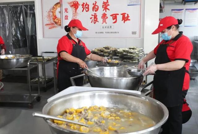 媒体：家长陪餐制不能走偏了