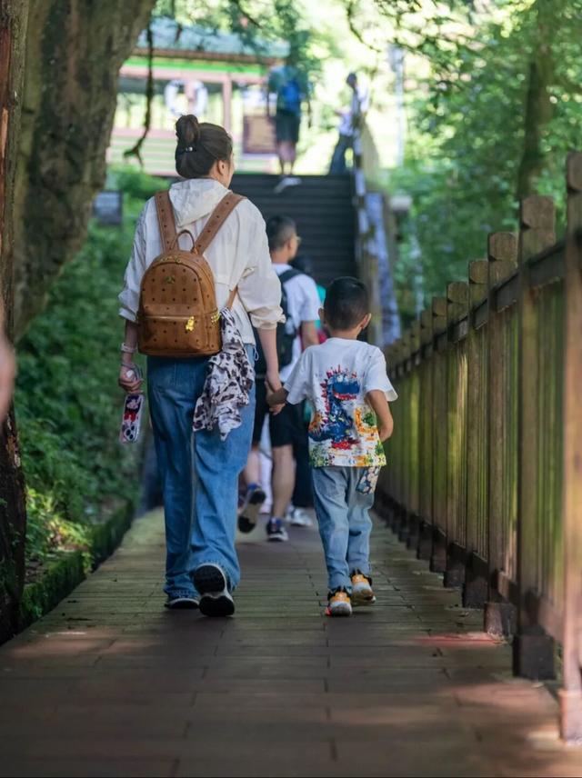 不同年龄段的爬山答案都在瓦屋山！