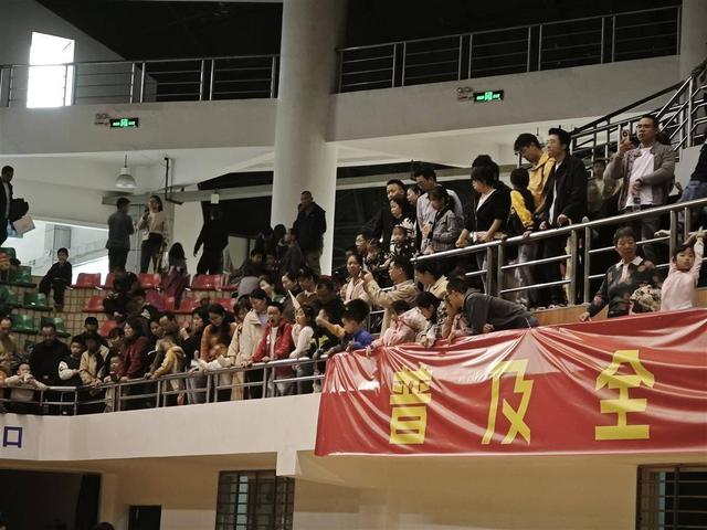 湖北省机器人运动大赛开幕 萌娃操控机械战甲“梅西附体”