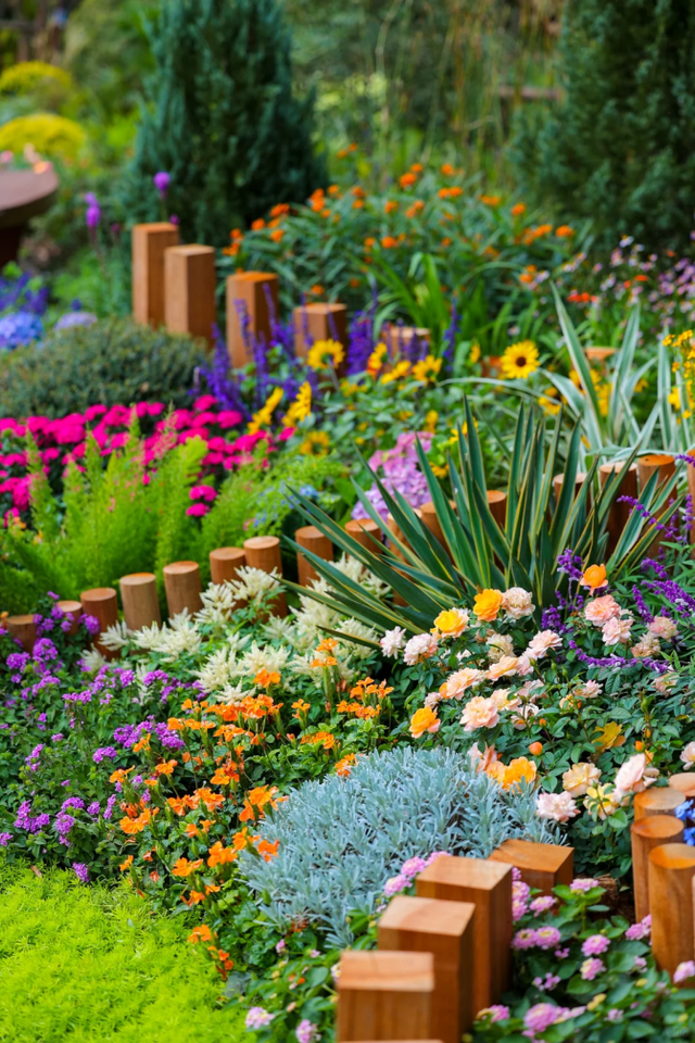 上海这里变身花花世界！38组绝美花境作品免费打卡→