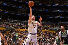 比肩名宿麦肯！东契奇季后赛首秀37分位列湖人队史第二图片