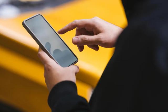 向好友发不雅照算违法？夫妻情侣互发亲密照呢？新修订治安管理处罚法引热议，专家解读