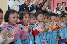 童心向军梦，热血“小小兵”——观山湖区300余名幼儿赴人武部开展国防教育实践活动图片