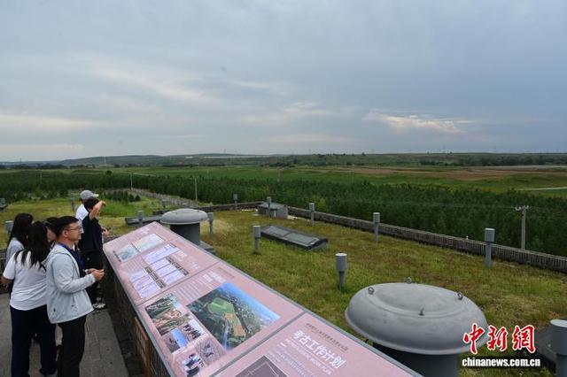 游客参观和林格尔土城子遗址公园