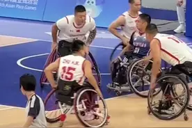 亚残运会赛场上这幕好感动！轮椅篮球运动员摔倒，全场高喊“加油”为他鼓劲。赞！图片