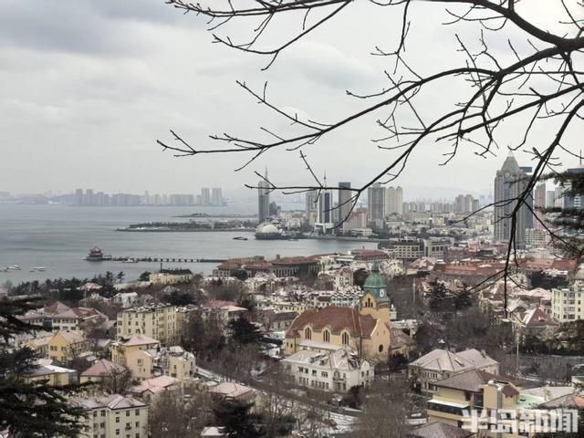 红瓦绿树，白雪皑皑