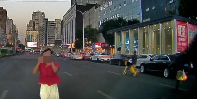 蹒跚老人拎东西横穿马路，红衣女子好心搀扶被打飞眼镜；兰州警方：打人者已找到，需道歉