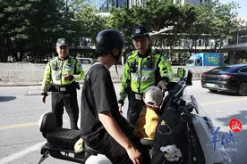 有非机动车道却不走，交警开罚！直击广州金沙洲大桥“电鸡”整治图片