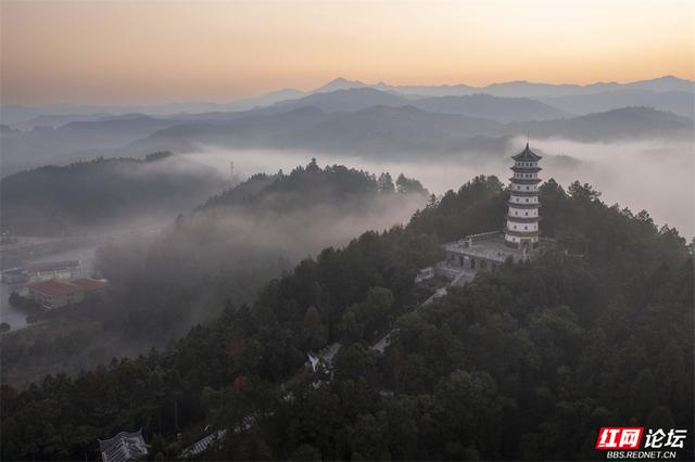 靖州冬日晨雾美成画卷，塔为珠，路为带，你确定不来看看？