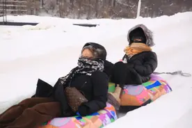 【新春走基层】赏冰乐雪住木屋，外地游客冰城欢乐过大年图片