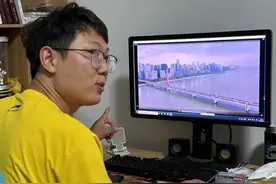 跳桥救人后一年：回到原点的他，喜欢大家喊他一声“小哥”图片