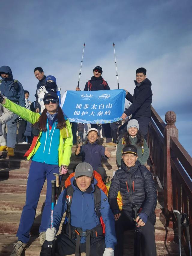 百人户外团队从险峻七女峰到云端天圆地方，爱徒步更爱大自然